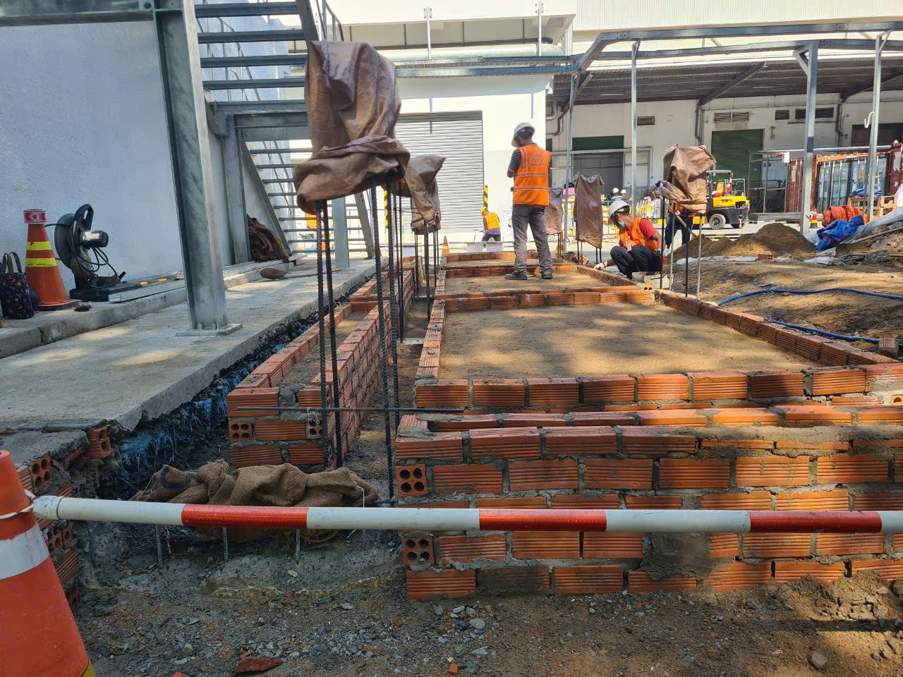 Kiểm tra kết cấu móng hiện tại.